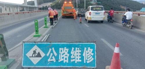 一线公路人丨下班高峰期,乌龙江复线桥上,一辆大车撞上中央隔离栏